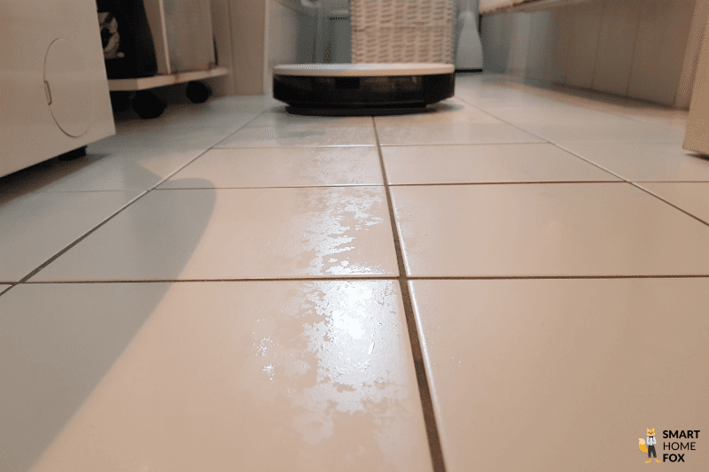 Моющий робот-пылесос Yeedi Vac Maх  протирает плиточный пол в ванной комнате